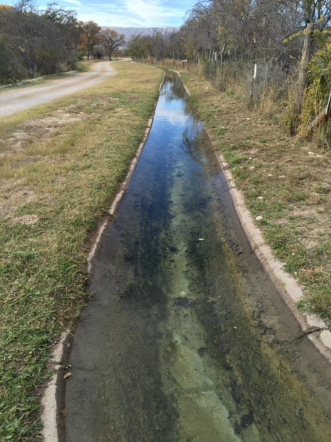 Las Acequias del Senor Siempre Van
Llenas